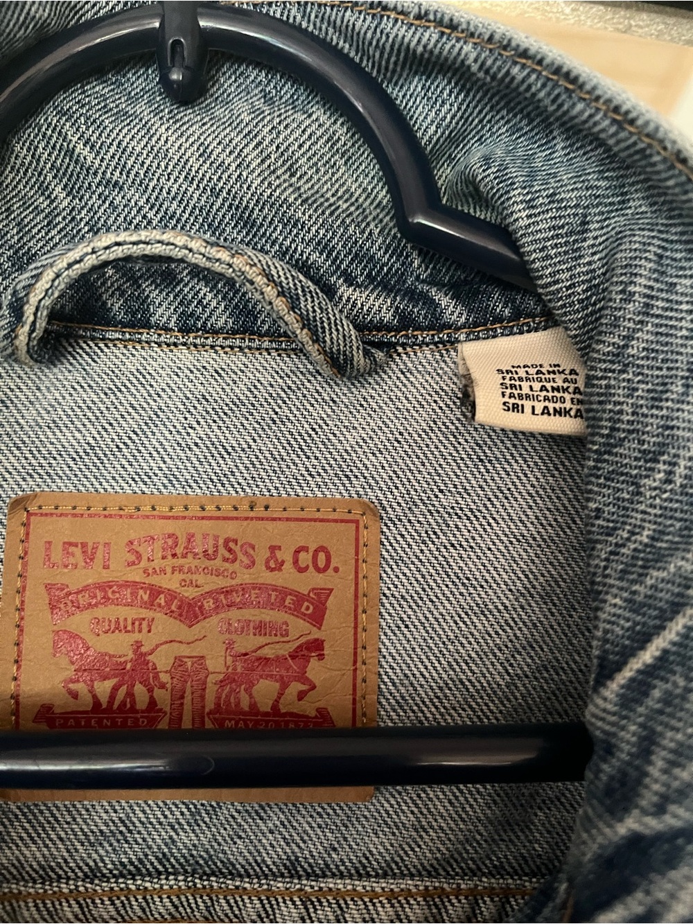 Levi's Women's Medium Blue Denim Trucker Jacket - Picture 2 of 3